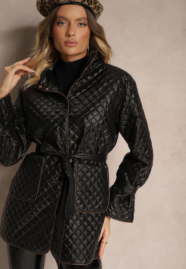 Renee - Czarna Kurtka Ozdobiona Pikowaniem i Paskiem Zeriala. Okazja: na co dzień. Kolor: czarny. Materiał: jeans. Wzór: aplikacja. Styl: klasyczny, casual