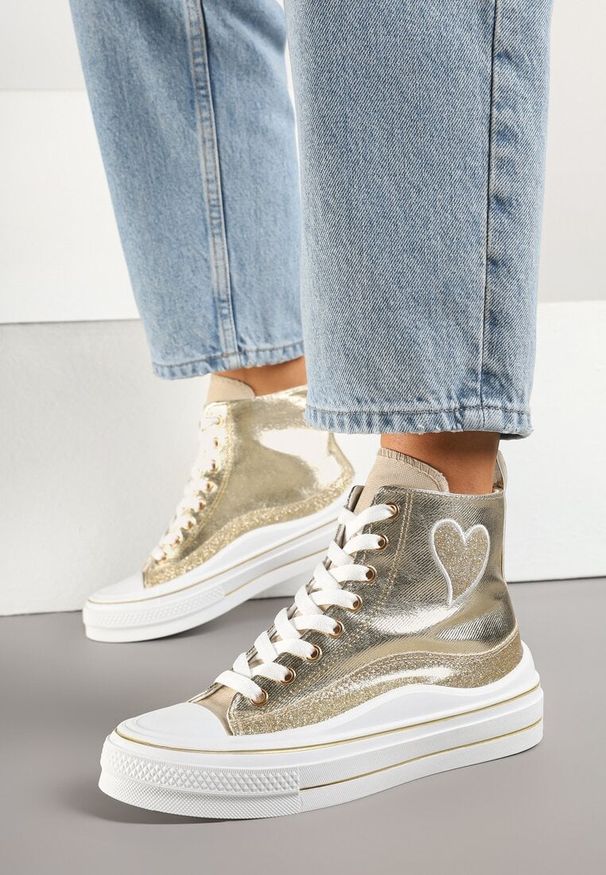 Born2be - Złote Trampki na Grubej Podeszwie z Sercem Ellivasa. Okazja: na co dzień. Zapięcie: sznurówki. Kolor: złoty. Materiał: jeans. Wzór: kwiaty. Styl: elegancki, klasyczny, casual