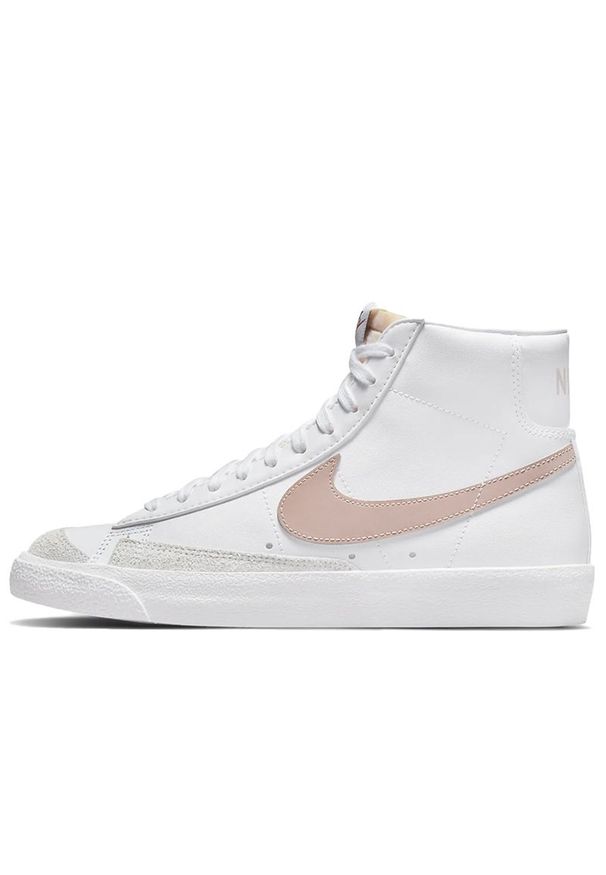 Buty Nike Blazer Mid '77 CZ1055-118 - białe. Kolor: biały. Materiał: skóra, zamsz. Szerokość cholewki: normalna. Wzór: aplikacja, jodełka. Sezon: lato. Obcas: na płaskiej podeszwie