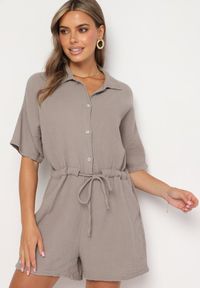 Born2be - Ciemnobeżowy Muślinowy Kombinezon z Bawełny Wiązany w Talii z Guzikami Dlirena. Kolor: beżowy. Materiał: bawełna. Długość rękawa: krótki rękaw. Długość: krótkie. Styl: elegancki #3