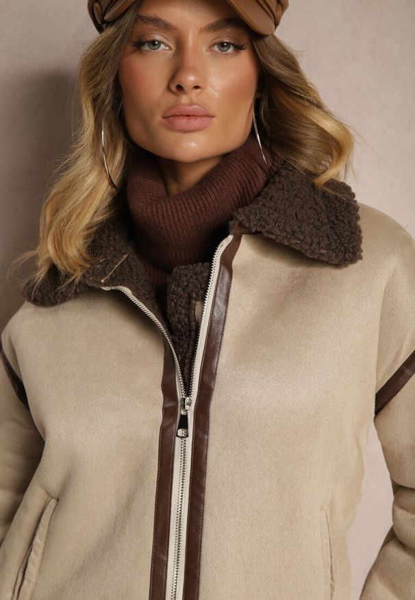 Renee - Beżowa Kurtka z Ekozamszu o Prostym Kroju z Kołnierzykiem i Futerkiem Ninnova. Okazja: na co dzień. Kolor: beżowy. Materiał: futro. Styl: elegancki, casual