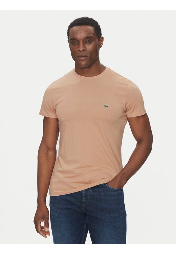 Lacoste T-Shirt TH6709 Beżowy Regular Fit. Kolor: beżowy. Materiał: bawełna