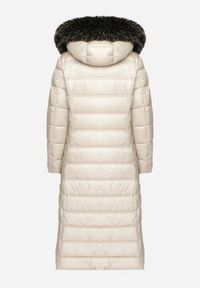 Born2be - Beżowa Pikowana Kurtka Zimowa o Długim Kroju z Odpinanym Kapturem z Futrem Mintoria. Okazja: na co dzień. Kolor: beżowy. Materiał: futro. Długość: długie. Sezon: zima. Styl: casual, elegancki #2