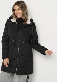 Born2be - Czarna Klasyczna Kurtka Parka z Futrzaną Wyściółką Olenevia. Okazja: na co dzień. Kolor: czarny. Materiał: futro. Styl: klasyczny #1