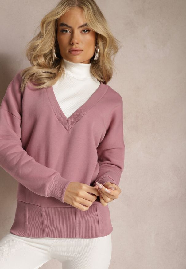 Renee - Ciemnoróżowa Bawełniana Bluza z Trójkątnym Dekoltem Hydralia. Typ kołnierza: dekolt w serek. Kolor: różowy. Materiał: bawełna. Długość rękawa: długi rękaw. Długość: długie