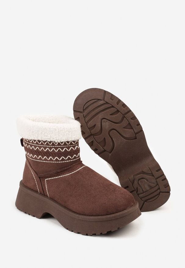 Born2be - Brązowe Wsuwane Śniegowce Zdobione Hafem i Futerkiem Miosadia. Okazja: na co dzień, na spacer. Zapięcie: bez zapięcia. Kolor: brązowy. Wzór: aplikacja. Materiał: futro. Sezon: zima. Obcas: na obcasie. Styl: casual. Wysokość obcasa: średni