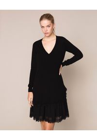 TwinSet - TWINSET - Czarna sukienka dzianinowa z koronką. Kolor: czarny. Materiał: dzianina, koronka. Długość rękawa: długi rękaw. Wzór: koronka. Sezon: wiosna #1
