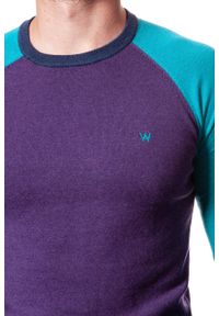 Wrangler - MĘSKI SWETER WRANGLER RAGLAN KNIT PURPLE PENNANT W86152PWT. Kolor: fioletowy. Długość rękawa: raglanowy rękaw. Wzór: aplikacja #9