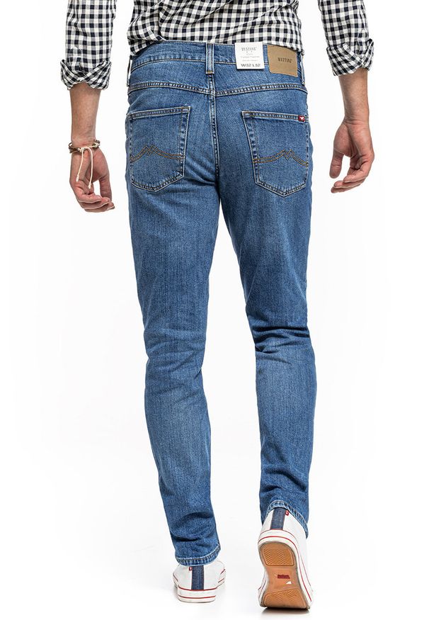 Mustang - MUSTANG TRAMPER TAPERED MĘSKIE SPODNIE JEANSOWE JEANSY DENIM BLUE 1014043 5000 682. Okazja: do pracy, na co dzień, na spotkanie biznesowe, na randkę. Styl: klasyczny, biznesowy, elegancki, casual, sportowy