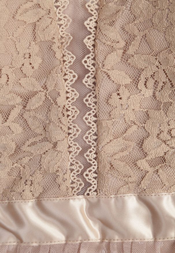 Born2be - Ciemnobeżowa Rozkloszowana Sukienka Tiulowa z Koronką Celila. Okazja: na wesele, na ślub cywilny, na imprezę. Typ kołnierza: dekolt w serek. Kolor: beżowy. Materiał: koronka, tiul. Wzór: koronka. Typ sukienki: kopertowe. Styl: elegancki