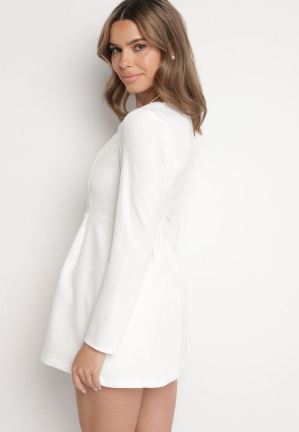 Born2be - Biała Sukienka Taliowana z Kwadratowym Dekoltem Jelzemis. Okazja: na co dzień, na spacer. Typ kołnierza: dekolt kwadratowy. Kolor: biały. Materiał: poliester. Długość rękawa: długi rękaw. Typ sukienki: proste. Styl: casual, elegancki
