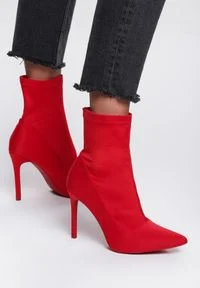 Renee - Czerwone Botki Sensually. Nosek buta: szpiczasty. Kolor: czerwony. Materiał: materiał, satyna. Szerokość cholewki: normalna. Obcas: na szpilce #1