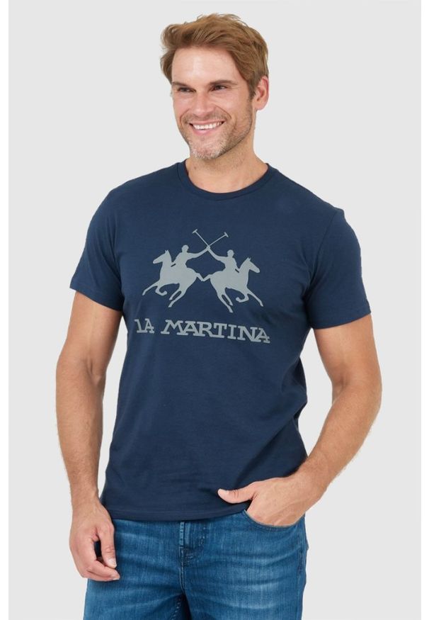 La Martina - LA MARTINA Granatowy t-shirt męski z szarym logo, Rozmiar XXL. Kolor: niebieski. Materiał: prążkowany, jersey. Wzór: nadruk