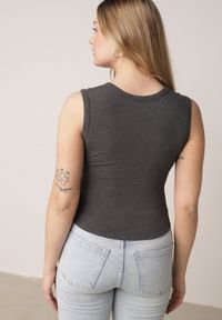 Born2be - Szary Dopasowany Top Bez Rękawów z Wiskozy z Kwadratowym Dekoltem Madu. Okazja: na spacer. Typ kołnierza: dekolt kwadratowy. Kolor: szary. Materiał: wiskoza. Długość rękawa: bez rękawów. Sezon: lato. Styl: elegancki, klasyczny #8