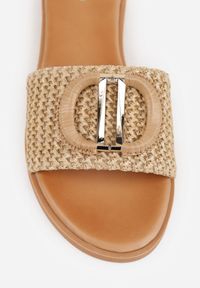 Born2be - Beżowe Płaskie Klapki z Plecionym Paskiem i Metaliczną Aplikacją Qinish. Okazja: na co dzień. Kolor: beżowy. Materiał: len. Wzór: aplikacja. Sezon: lato. Obcas: na płaskiej podeszwie. Styl: boho, casual #4