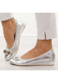 Srebrne skórzane Polskie baleriny damskie Prestige 2236. Okazja: na co dzień. Nosek buta: okrągły. Kolor: srebrny. Materiał: skóra. Szerokość cholewki: normalna. Sezon: wiosna, jesień, lato. Obcas: na koturnie. Styl: casual, elegancki, klasyczny, wizytowy #1