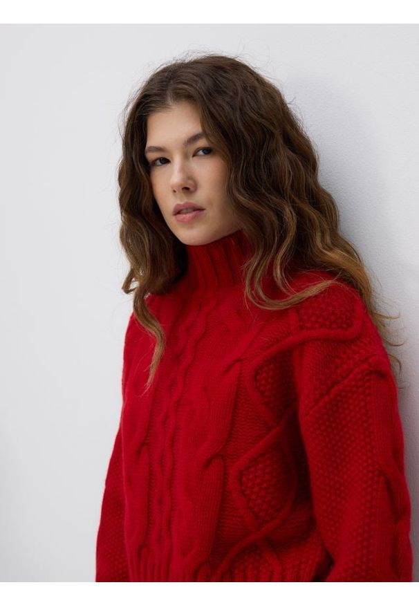 Reserved - Wełniany sweter z golfem - czerwony. Typ kołnierza: golf. Kolor: czerwony. Materiał: wełna