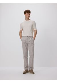 Reserved - Spodnie chino slim z lnem - brązowy. Kolor: brązowy. Materiał: len