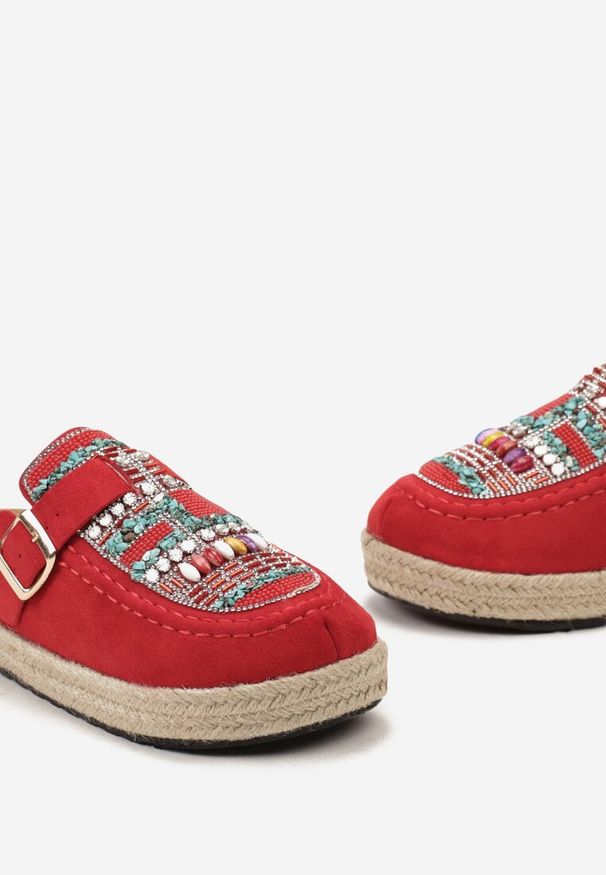 Born2be - Czerwone Klapki na Plecionej Podeszwie z Kryształkami i Klamrą Noritak. Okazja: na spacer. Kolor: czerwony. Sezon: lato. Obcas: na obcasie. Styl: elegancki, wizytowy, klasyczny. Wysokość obcasa: niski