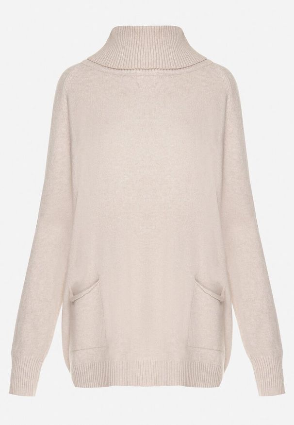 Born2be - Beżowy Golf z Wiskozą Zdobiony Wsuwanymi Kieszonkami Viaela. Okazja: na co dzień. Typ kołnierza: golf. Kolekcja: plus size. Kolor: beżowy. Długość: długie. Wzór: aplikacja. Materiał: wiskoza. Długość rękawa: długi rękaw. Styl: elegancki, casual