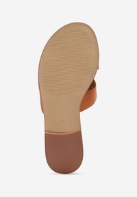 Renee - Jasnobrązowe Klapki VICES z Wycięciami Nitami i Okrągłą Tłoczoną Klamrą Drentora. Okazja: na co dzień. Nosek buta: okrągły. Kolor: brązowy. Materiał: jeans. Wzór: aplikacja. Styl: casual #9