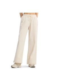 Spodnie damskie New Balance WP51503LIN - beżowe. Kolor: beżowy. Materiał: bawełna, dresówka, poliester. Wzór: aplikacja, haft #1