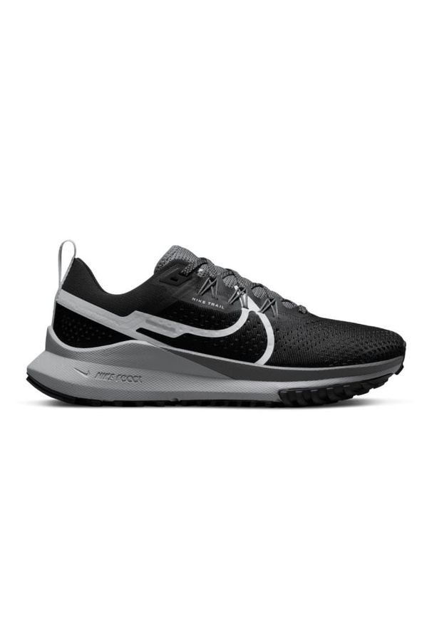 Buty Nike React Pegasus Trail 4 W DJ6159-001 czarne czarne. Okazja: na co dzień. Zapięcie: pasek. Kolor: czarny. Materiał: syntetyk, guma. Szerokość cholewki: normalna. Sport: bieganie