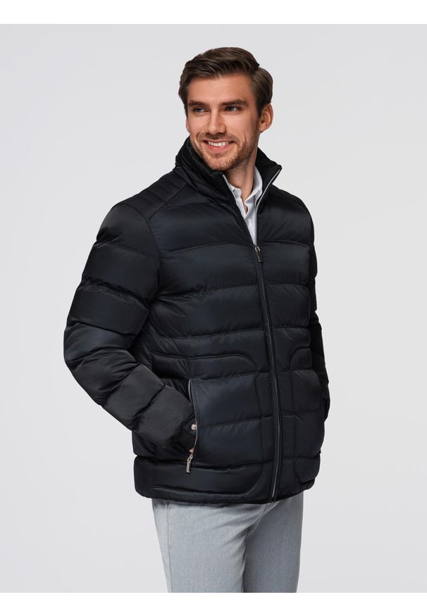 Ombre Clothing - Pikowana męska kurtka z połyskiem i stójką – czarna V1 - Rozmiar: XXL. Typ kołnierza: kołnierzyk stójkowy. Kolor: czarny. Materiał: poliester, satyna, materiał, tkanina. Wzór: geometria, gładki