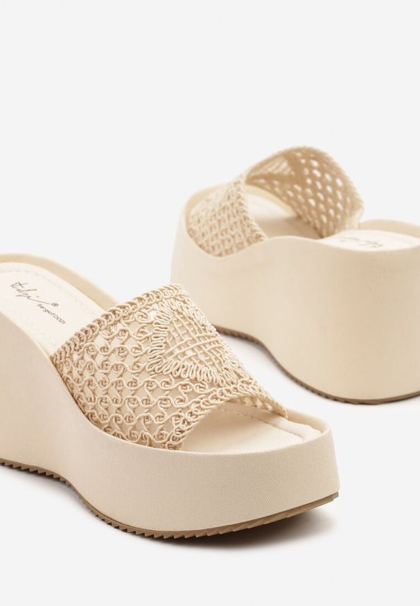 Born2be - Beżowe Klapki na Koturnie z Szydełkowym Paskiem Solmia. Okazja: na co dzień. Kolor: beżowy. Obcas: na koturnie. Styl: elegancki, casual