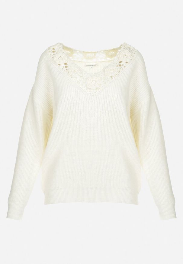 Born2be - Jasnobeżowy Sweter Dzianinowy z Ażurowym Dekoltem Elseli. Kolor: beżowy. Materiał: dzianina. Wzór: ażurowy. Sezon: jesień, zima