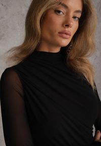 Renee - Czarne Body Longsleeve ze Stójką z Siateczki z Domieszką Wiskozy Liravia. Okazja: na randkę, na co dzień. Typ kołnierza: kołnierzyk stójkowy. Kolor: czarny. Materiał: wiskoza. Długość rękawa: długi rękaw. Styl: casual #4