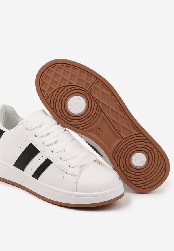 Renee - Białe Sneakersy na Niskiej Platformie z Naszywkami Flordexia. Okazja: na co dzień. Kolor: biały. Materiał: jeans. Wzór: aplikacja. Obcas: na platformie