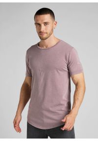 Lee - LEE SHAPED TEE MĘSKA KOSZULKA JEDNOLITA PURPLE STORM L62JCK70 112321763. Wzór: jednolity