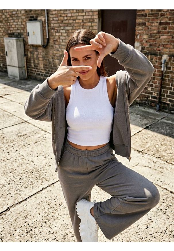 Sinsay - Prążkowany top na ramiączkach - biały. Kolor: biały. Materiał: prążkowany. Długość rękawa: na ramiączkach