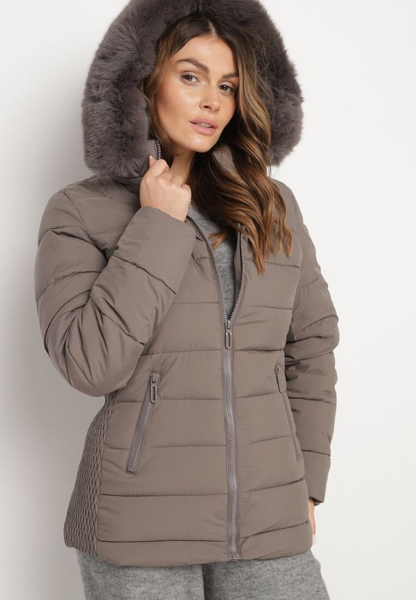 Born2be - Ciemnoszara Pikowana Kurtka o Taliowanym Kroju z Kapturem z Futerkiem Tinessa. Okazja: na co dzień, na spacer. Typ kołnierza: kaptur. Kolor: szary. Materiał: futro. Sezon: zima. Styl: casual