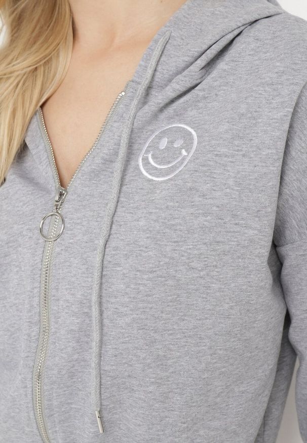 Born2be - Szara Bluza z Wyszytą Buźką i Kapturem Ściąganym Troczkami Ilexa. Okazja: na co dzień. Typ kołnierza: kaptur. Kolor: szary. Materiał: dzianina, bawełna. Długość: krótkie. Styl: casual, klasyczny