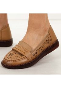 POTOCKI - Camelowe skórzane półbuty damskie Potocki 15311. Okazja: na co dzień. Nosek buta: okrągły. Materiał: skóra. Szerokość cholewki: normalna. Wzór: ażurowy. Sezon: wiosna, lato, jesień. Styl: casual, klasyczny, elegancki #1