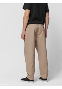 outhorn - Spodnie tkaninowe o kroju carrot męskie - beżowe. Kolor: beżowy. Materiał: tkanina #7