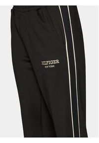 TOMMY HILFIGER - Tommy Hilfiger Spodnie dresowe Monotype MW0MW33701 Czarny Regular Fit. Kolor: czarny. Materiał: bawełna