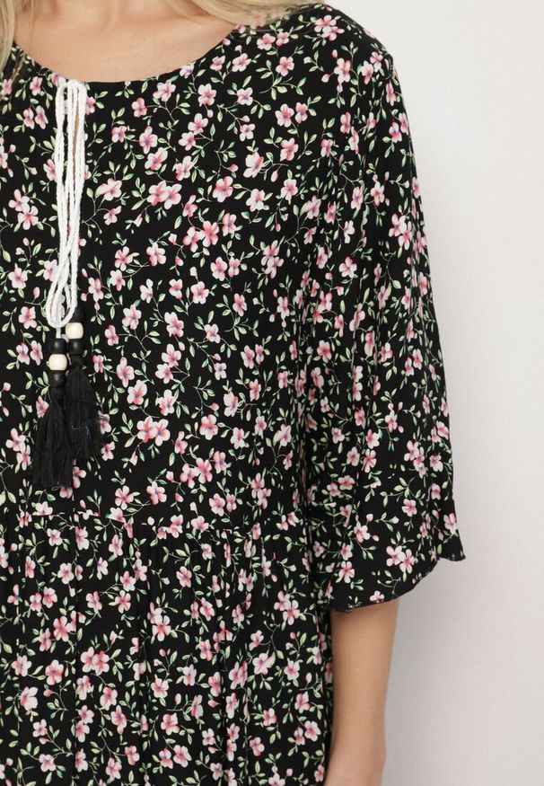 Born2be - Czarna Bawełniana Sukienka Rozkloszowana w Drobne Kwiatki z Chwostem Orrilva. Okazja: na co dzień, na imprezę. Typ kołnierza: dekolt w łódkę. Kolor: czarny. Materiał: bawełna. Wzór: kwiaty. Sezon: wiosna. Styl: casual, elegancki