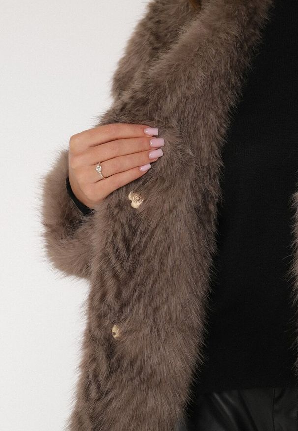 Born2be - Jasnobrązowa Futrzana Kurtka z Cieniowanym Wzorem Monizavia. Okazja: na co dzień. Kolor: brązowy. Materiał: futro. Styl: klasyczny, casual