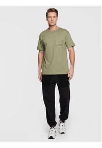 New Balance T-Shirt MT23567 Zielony Relaxed Fit. Kolor: zielony. Materiał: bawełna