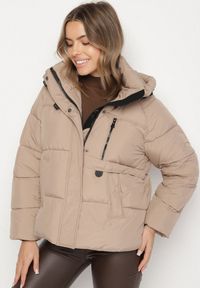 Born2be - Ciemnobeżowa Oversizowa Kurtka z Pikowanymi Przeszyciami i Kapturem Galimea. Okazja: na co dzień. Kolor: beżowy. Materiał: jeans, poliester. Wzór: aplikacja. Styl: casual, klasyczny #4