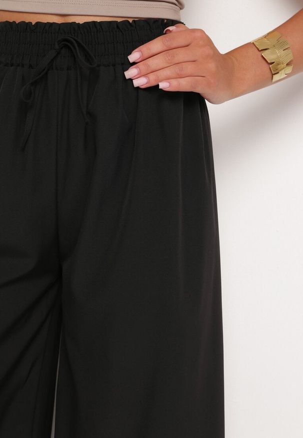 Born2be - Czarne Szerokie Spodnie z Wysokim Stanem Wiskozą i Gumką w Pasie Criseldas. Okazja: na co dzień, do pracy, na spotkanie biznesowe. Stan: podwyższony. Kolor: czarny. Materiał: wiskoza. Długość: długie. Styl: biznesowy, casual, elegancki