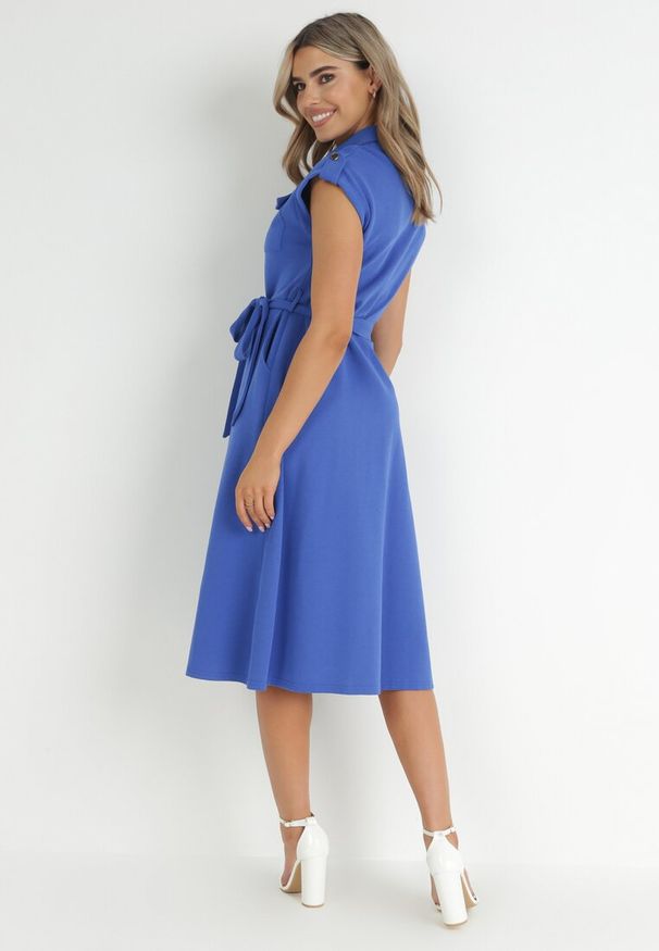 Born2be - Niebieska Sukienka Koszulowa Phinitrite. Okazja: na co dzień. Kolor: niebieski. Wzór: aplikacja. Typ sukienki: koszulowe. Materiał: materiał. Długość rękawa: krótki rękaw. Sezon: lato. Styl: casual. Długość: midi