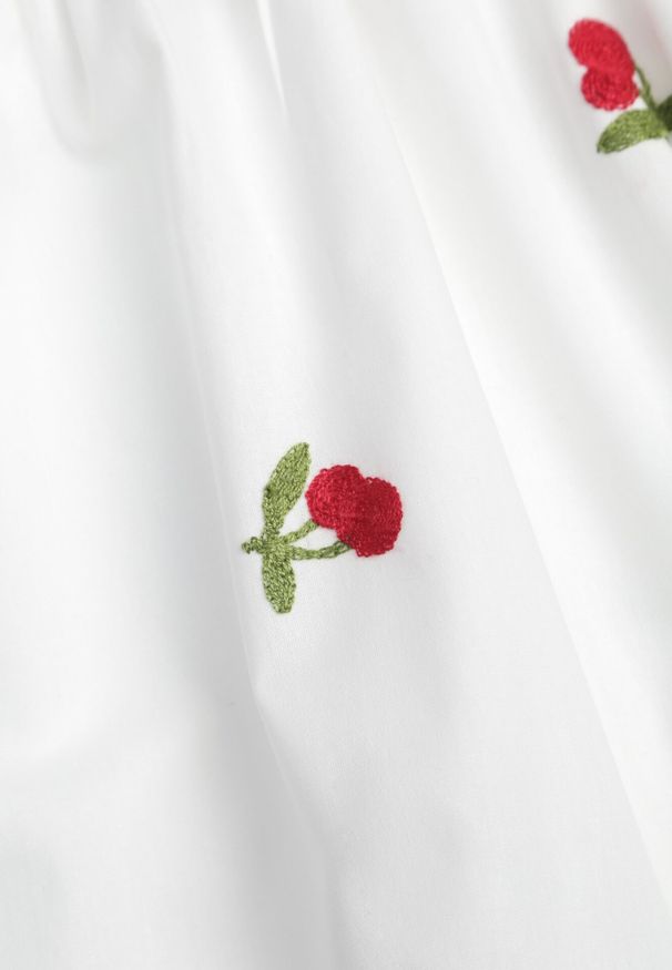 Born2be - Biała Taliowana Bawełniana Sukienka Koktajlowa z Haftem w Wisienki i Gumką w Talii Vimelina. Typ kołnierza: dekolt w kształcie V. Kolor: biały. Materiał: bawełna. Wzór: haft. Styl: wizytowy