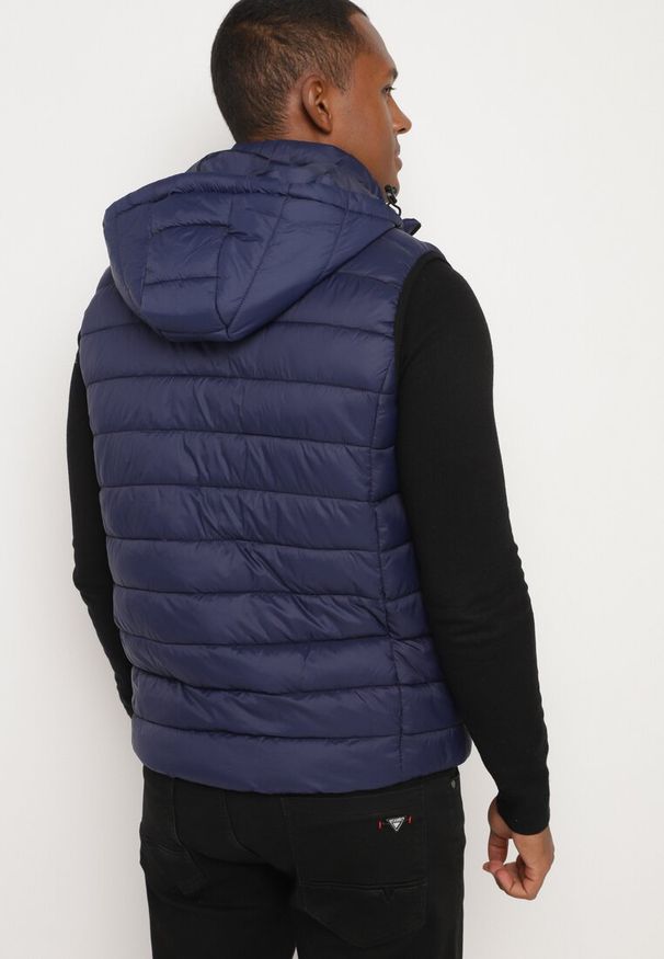 Born2be - Niebieska Kamizelka z Pikowanym Wzorem i Odpinanym Kapturem Podgrzewana przez USB Rinnelia. Okazja: na co dzień. Kolor: niebieski. Materiał: jeans, sztruks. Styl: casual