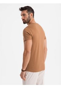 Ombre Clothing - Męska klasyczna bawełniana koszulka z dekoltem w serek BASIC – brązowa V9 - Rozmiar: XXL. Typ kołnierza: dekolt w serek. Kolor: brązowy. Materiał: bawełna. Styl: klasyczny #6