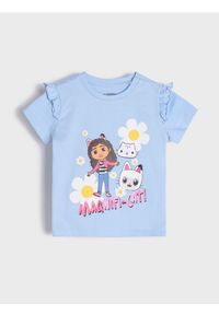 Sinsay - Bawełniana koszulka z nadrukiem Gabby's Dollhouse - niebieski. Typ kołnierza: kołnierz z falbankami. Kolor: niebieski. Materiał: bawełna. Długość rękawa: krótki rękaw. Długość: krótkie. Wzór: nadruk #1