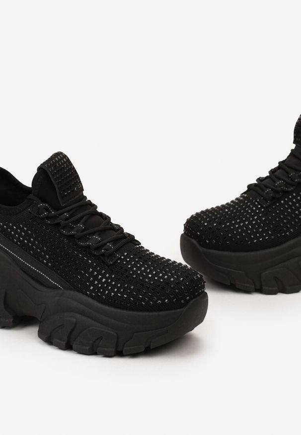 Born2be - Czarne Sneakersy na Grubej Podeszwie Ozdobione Cyrkoniami Nallua. Okazja: na co dzień, na spacer. Kolor: czarny. Wzór: aplikacja. Sport: turystyka piesza